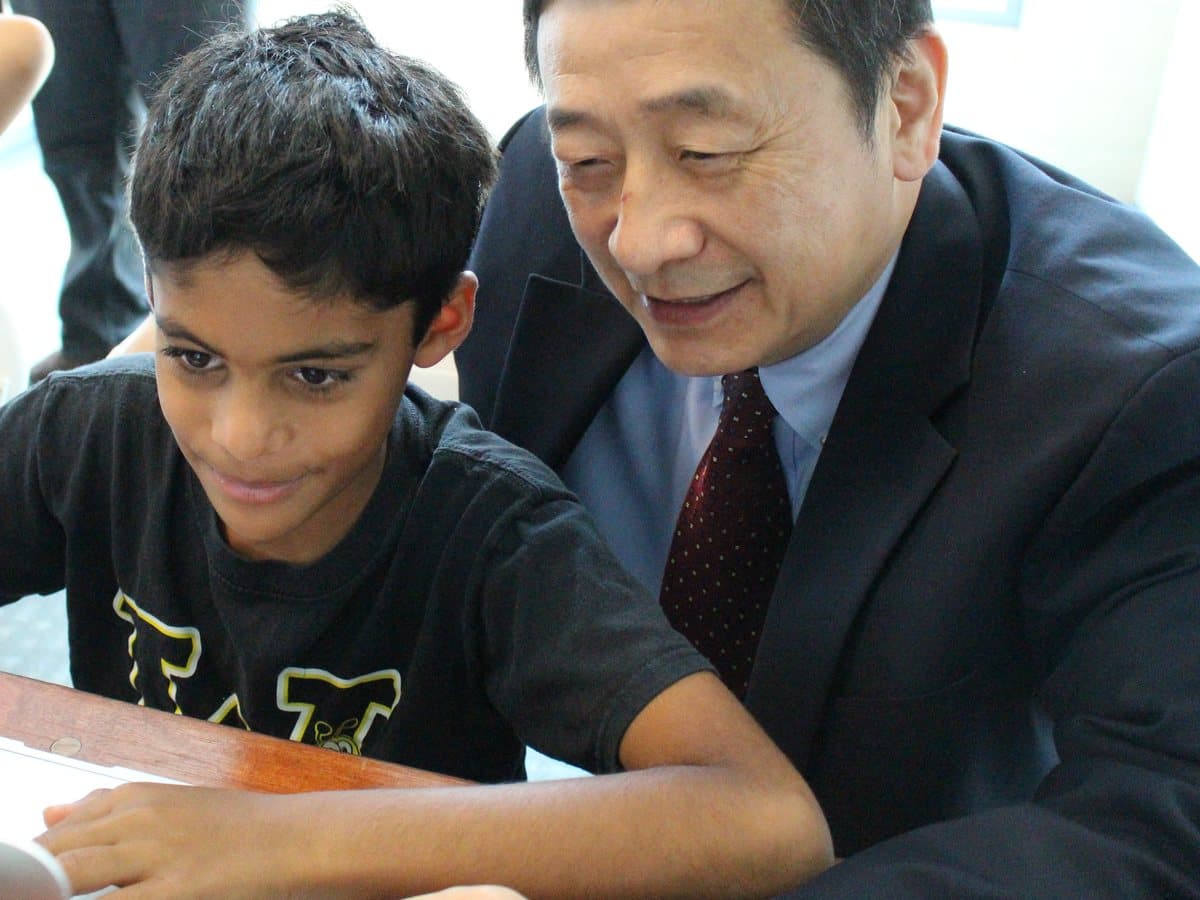 Dr. Li and a student running a 3D cell simulation on a laptop.